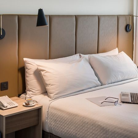 فندق كراون بلازا ليما المظهر الخارجي الصورة A guest room at the Hilton London Heathrow