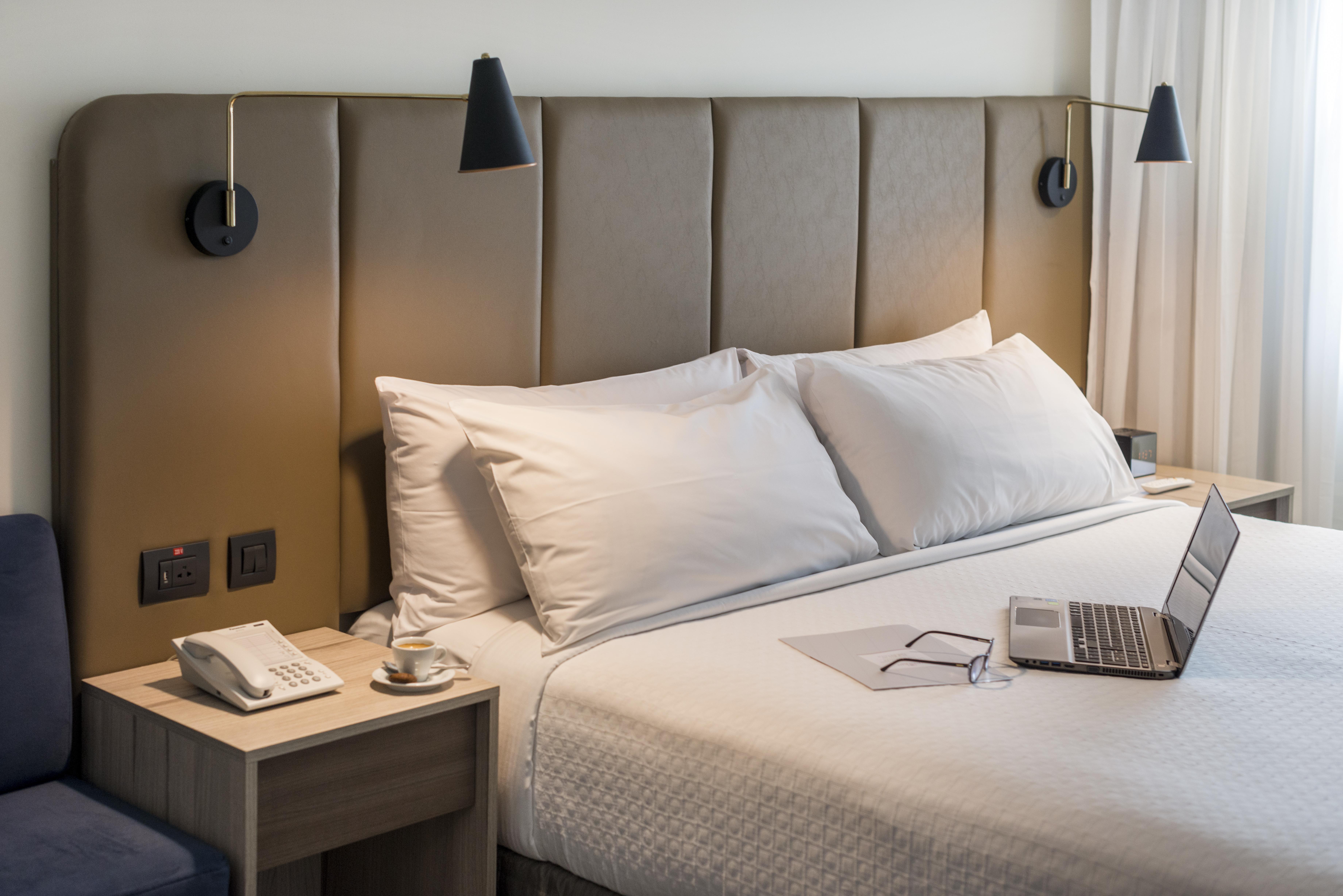 فندق كراون بلازا ليما المظهر الخارجي الصورة A guest room at the Hilton London Heathrow
