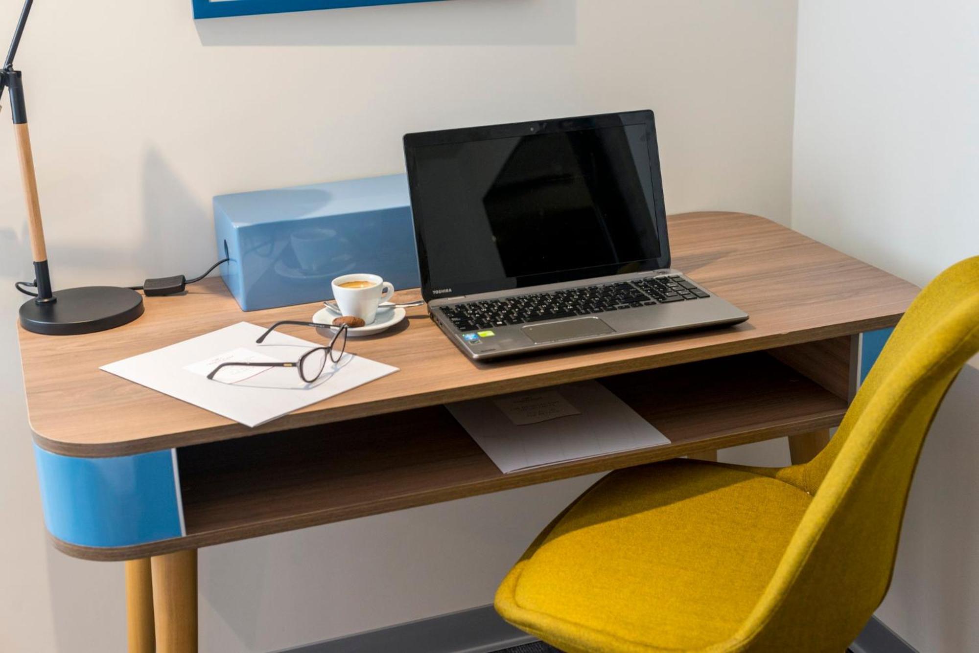 فندق كراون بلازا ليما المظهر الخارجي الصورة A typical workspace at the library