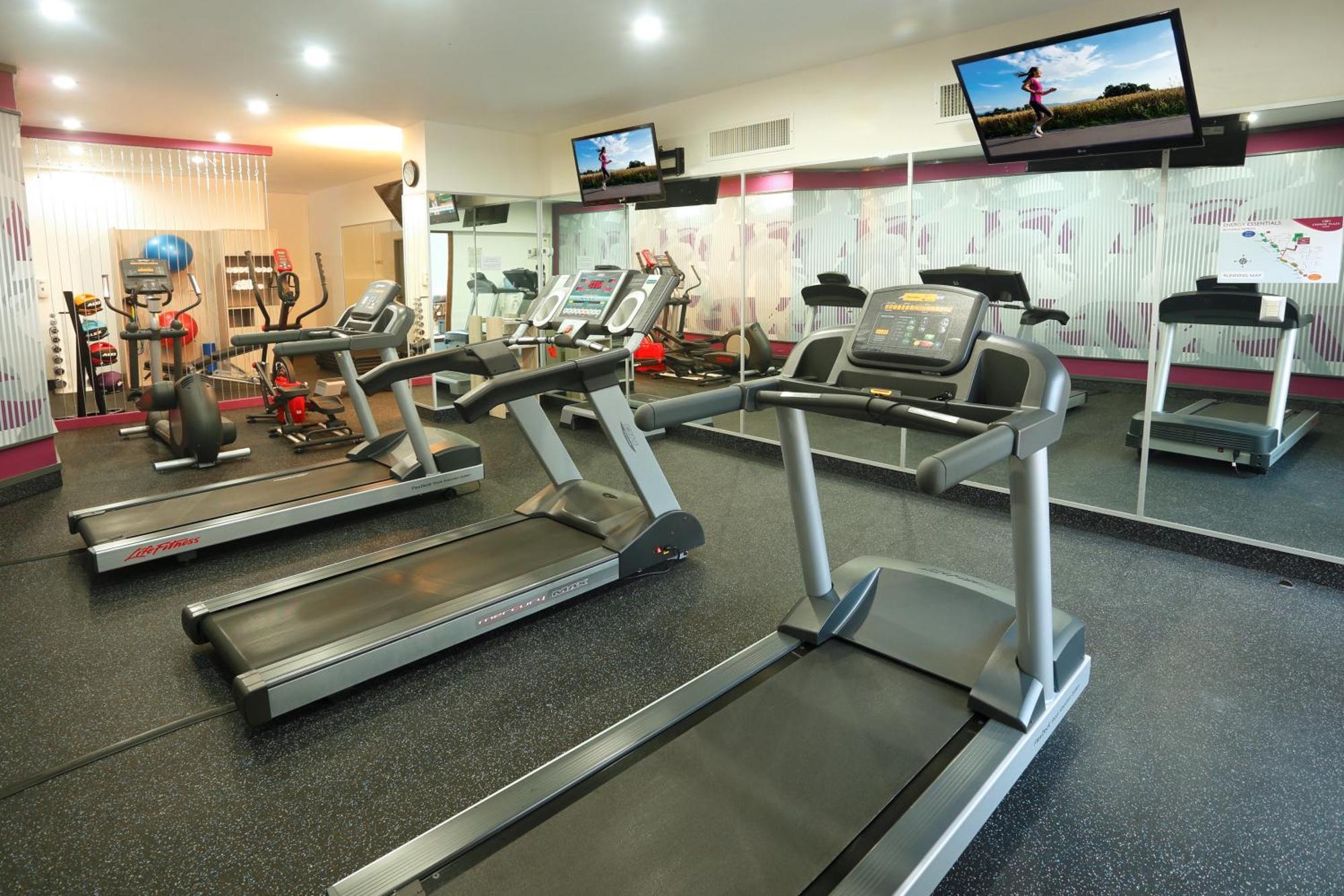 فندق كراون بلازا ليما المظهر الخارجي الصورة A treadmill