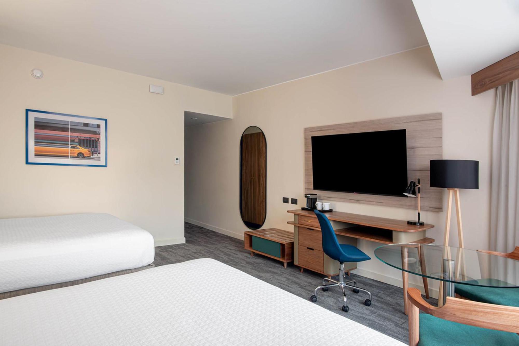 فندق كراون بلازا ليما المظهر الخارجي الصورة A room at the Holiday Inn Express London - Heathrow