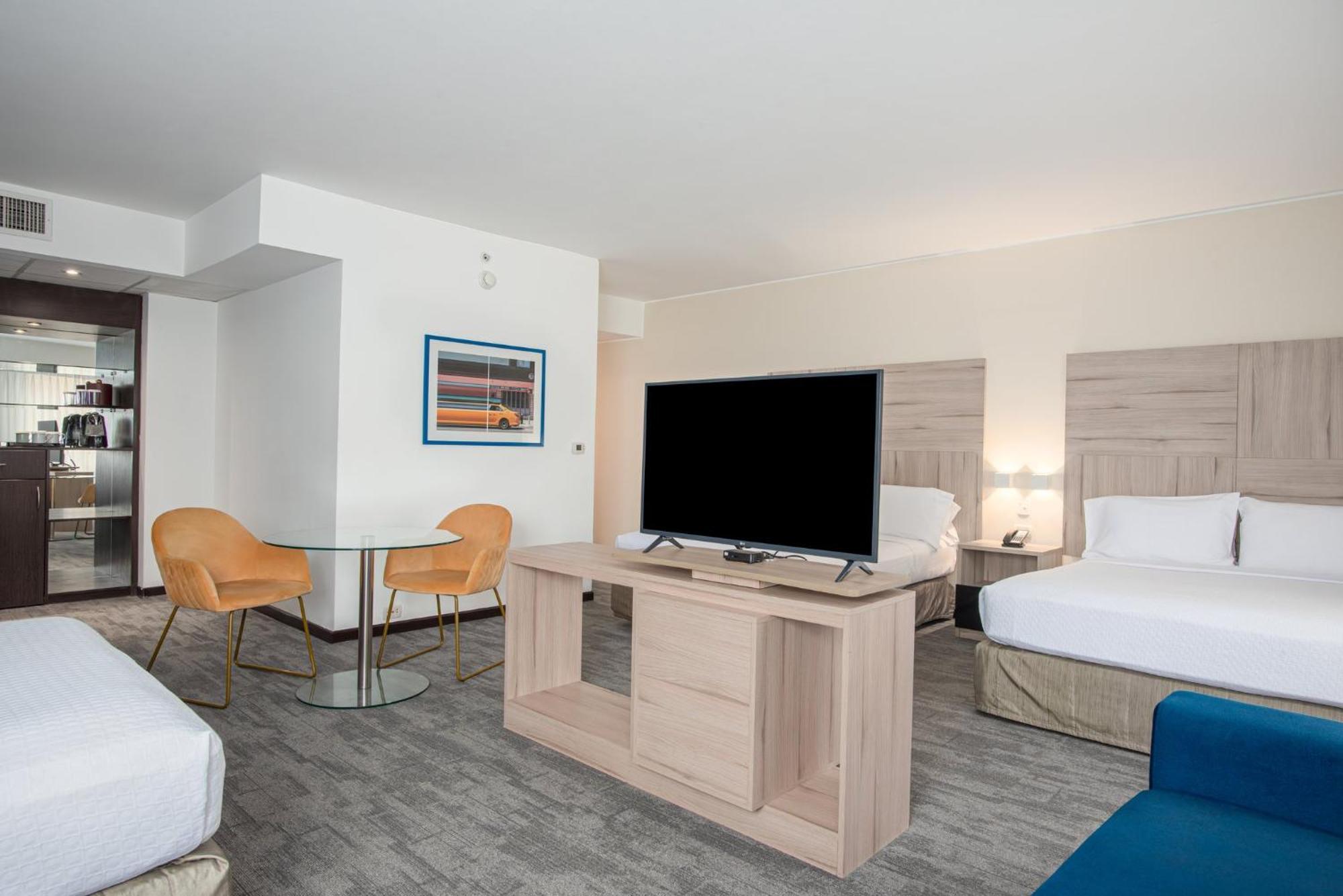 فندق كراون بلازا ليما المظهر الخارجي الصورة A room at the Hilton Garden Inn in San Francisco