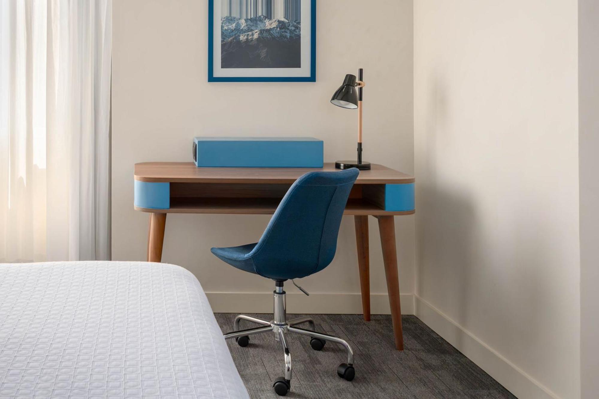 فندق كراون بلازا ليما المظهر الخارجي الصورة A work desk in a hotel room