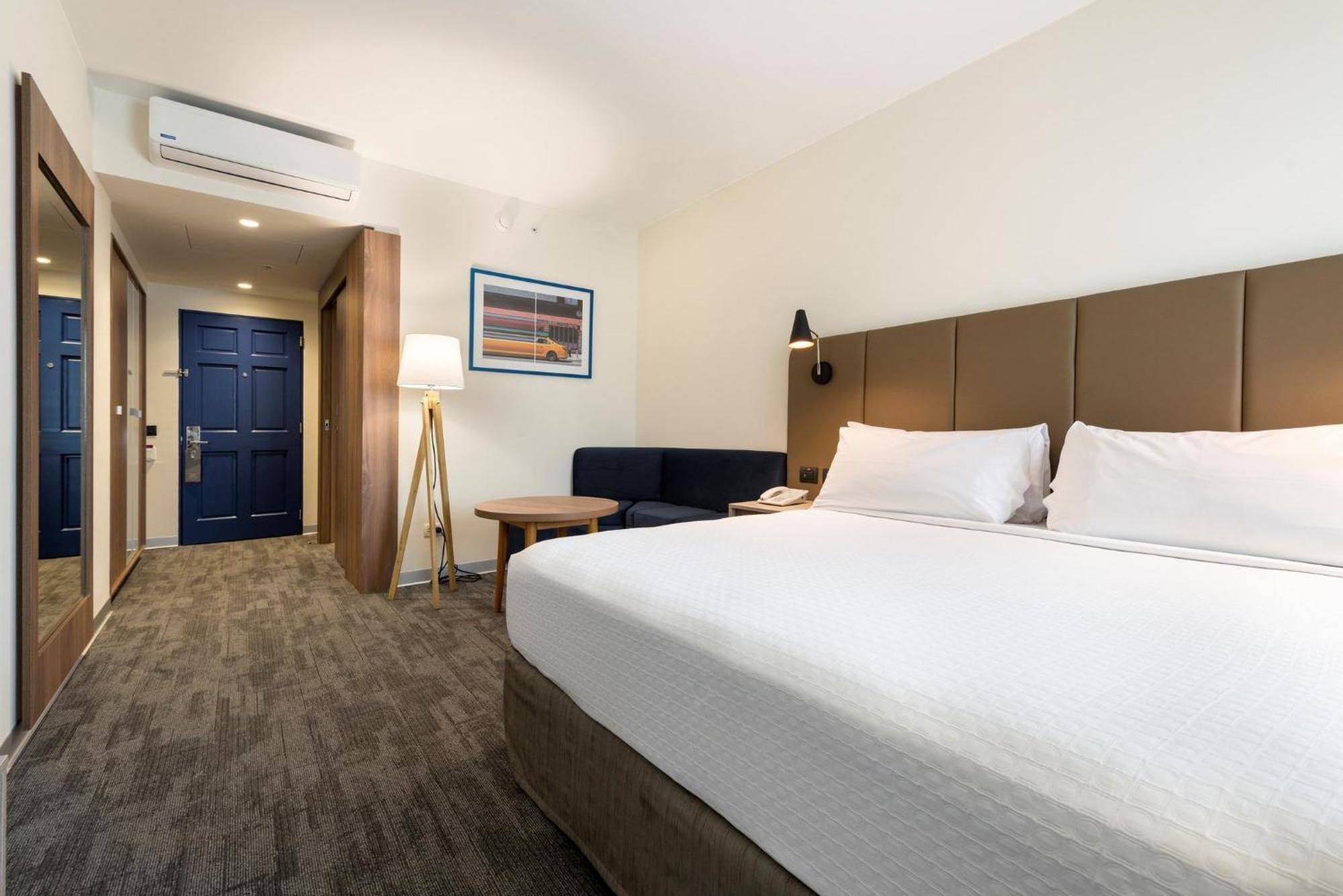 فندق كراون بلازا ليما المظهر الخارجي الصورة A room at the Holiday Inn Express in the UK